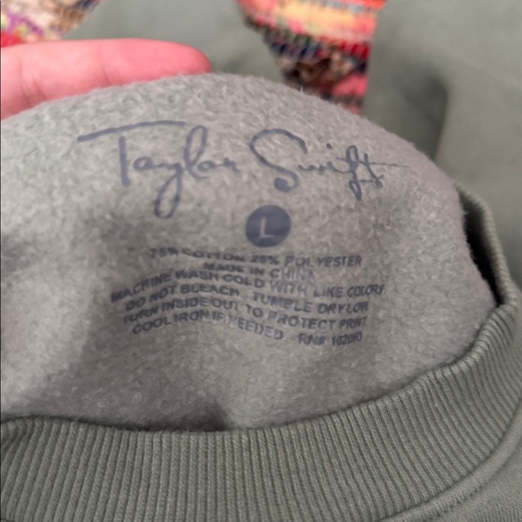 Taylor Swift Green Tim Mcgraw Sweatshirt - Picture 4 of 4